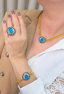 Colar Noélia estilo choker com pingente de pedras azuis e venezianas douradas