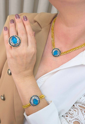 Colar Noélia estilo choker com pingente de pedras azuis e venezianas douradas