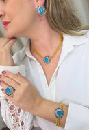 Colar Noélia estilo choker com pingente de pedras azuis e venezianas douradas
