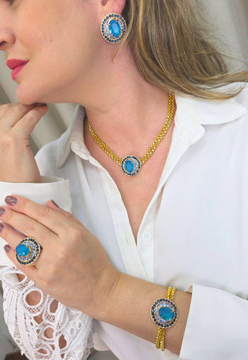 Colar Noélia estilo choker com pingente de pedras azuis e venezianas douradas