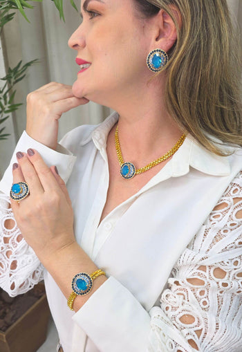 Colar Noélia estilo choker com pingente de pedras azuis e venezianas douradas