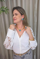 Colar Noélia estilo choker com pingente de pedras azuis e venezianas douradas