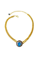 Colar Noélia estilo choker com pingente de pedras azuis e venezianas douradas