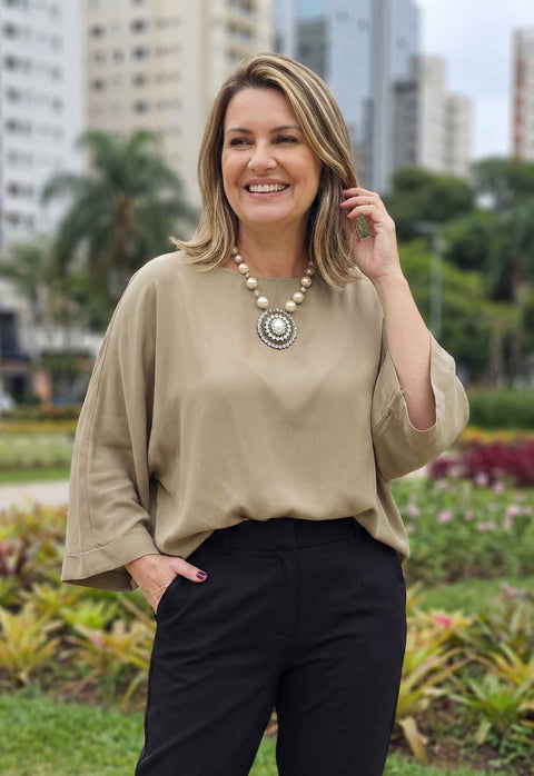 Colar Sandra: Clássico de Pérolas com Pingente Redondo de Strass no Ouro Velho | Estilo Atemporal