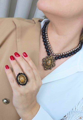 Colar Zoe terra com bolas pretas e marrom com pingente vintage