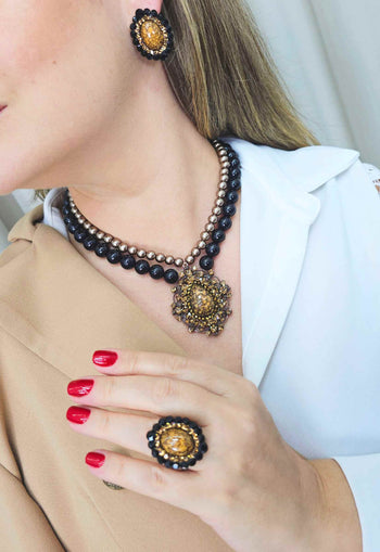 Colar Zoe terra com bolas pretas e marrom com pingente vintage