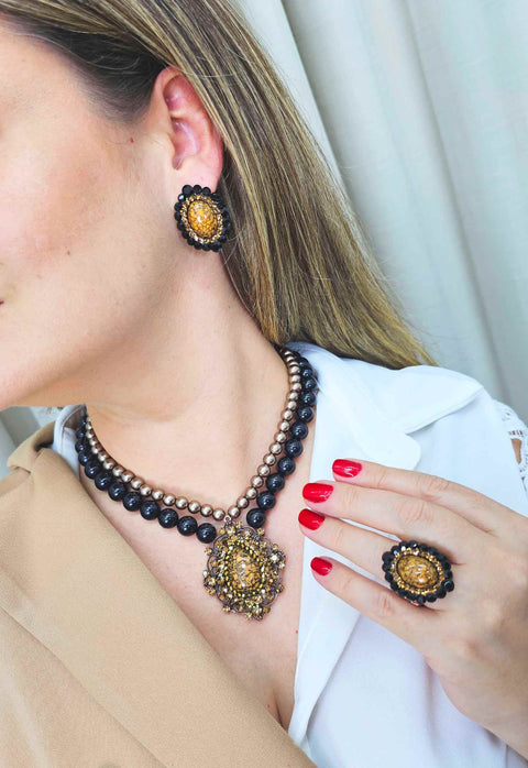 Colar Zoe terra com bolas pretas e marrom com pingente vintage