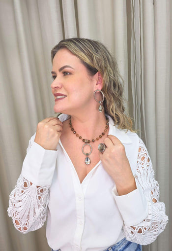 Colar Lambrusco com strass e pedras black diamond e pingente oval banhado no vintage