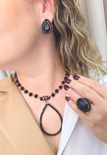 Colar Antonieta Black com pingente de gota e pedras pretas banhado no vintage