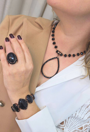Colar Antonieta Black com pingente de gota e pedras pretas banhado no vintage