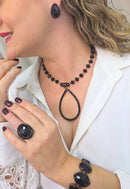 Colar Antonieta Black com pingente de gota e pedras pretas banhado no vintage