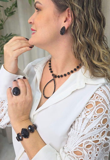 Colar Antonieta Black com pingente de gota e pedras pretas banhado no vintage