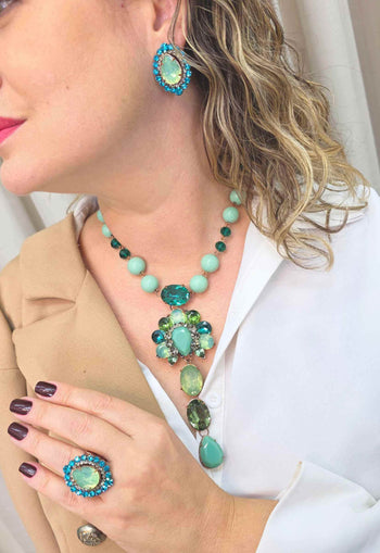 Colar Izaura vintage de pingente e pedras verdes