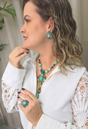 Colar Izaura vintage de pingente e pedras verdes