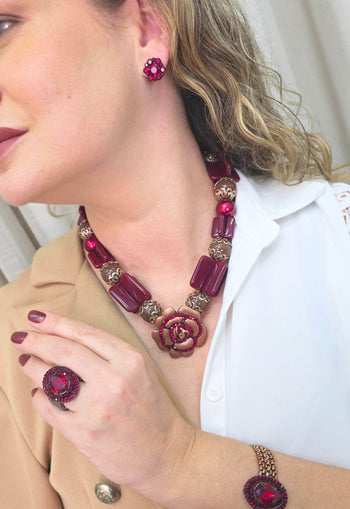 Colar Kalu de resinas vermelhas e pingente de flor com strass vermelho