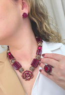 Colar Kalu de resinas vermelhas e pingente de flor com strass vermelho