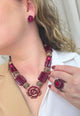 Colar Kalu de resinas vermelhas e pingente de flor com strass vermelho