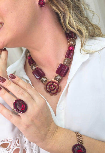 Colar Kalu de resinas vermelhas e pingente de flor com strass vermelho