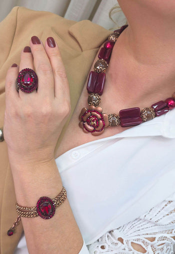 Colar Kalu de resinas vermelhas e pingente de flor com strass vermelho