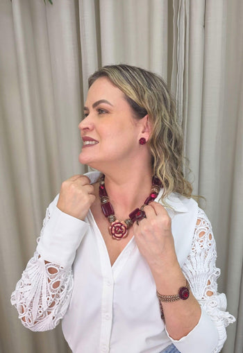 Colar Kalu de resinas vermelhas e pingente de flor com strass vermelho
