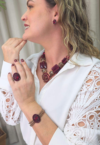 Colar Kalu de resinas vermelhas e pingente de flor com strass vermelho