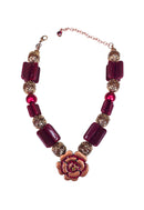 Colar Kalu de resinas vermelhas e pingente de flor com strass vermelho