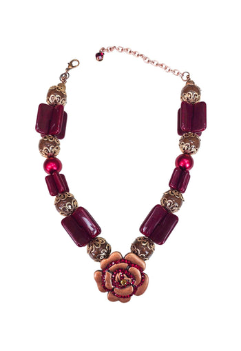 Colar Kalu de resinas vermelhas e pingente de flor com strass vermelho