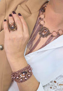 Colar Antonina de franjas rose com pingentes e pedras marrons banhado no vintage