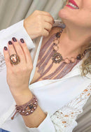 Colar Antonina de franjas rose com pingentes e pedras marrons banhado no vintage