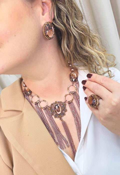 Colar Antonina de franjas rose com pingentes e pedras marrons banhado no vintage