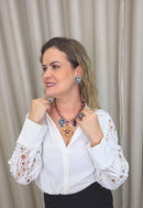 Colar Nacarini com pingente de flor vintage e crucifixo de pedras azuis banhado no vintage
