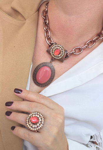 Colar Rania com pingente oval com pedra rose e strass pêssego banhado no vintage