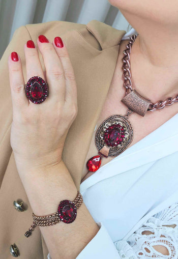 Colar Isadora com pingente vintage de pedras vermelhas