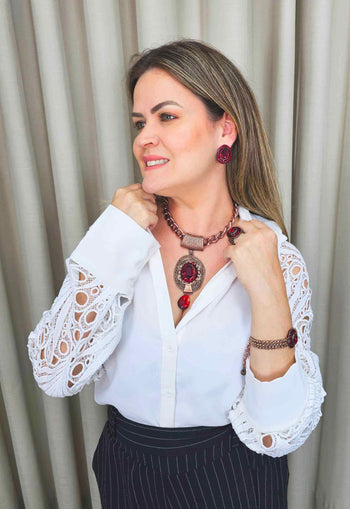 Colar Isadora com pingente vintage de pedras vermelhas