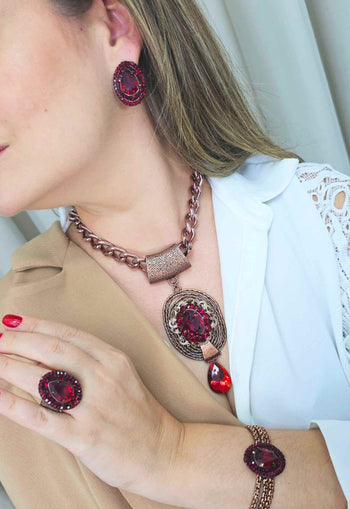 Colar Isadora com pingente vintage de pedras vermelhas