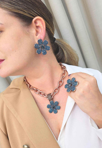 Colar Samara: Romântico com Flor Azul Marinho e Elos Vintage | Peça Exclusiva