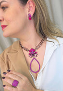 Maxi colar Sarita luxo com pingente de gota e pedras fuscia e elos vintage