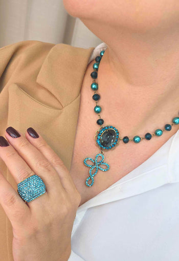 Colar Nanda: Religioso de Crucifixo com Pedras Azuis no Ouro Velho | Presente Inesquecível