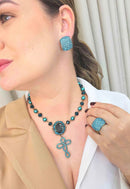 Colar Nanda: Religioso de Crucifixo com Pedras Azuis no Ouro Velho | Presente Inesquecível