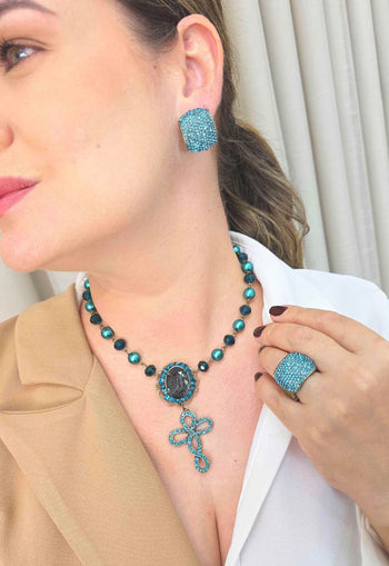 Colar Nanda: Religioso de Crucifixo com Pedras Azuis no Ouro Velho | Presente Inesquecível