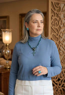 Colar Nanda: Religioso de Crucifixo com Pedras Azuis no Ouro Velho | Presente Inesquecível