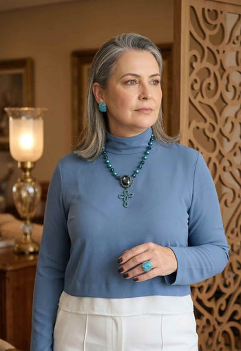 Colar Nanda: Religioso de Crucifixo com Pedras Azuis no Ouro Velho | Presente Inesquecível