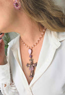 Colar Crisálida: Com Crucifixo, Nossa Senhora Aparecida e Pedras Rosa no Vintage | Seleção Especial da Dai