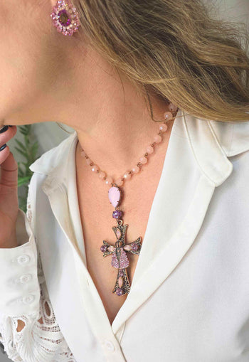 Colar Crisálida: Com Crucifixo, Nossa Senhora Aparecida e Pedras Rosa no Vintage | Seleção Especial da Dai
