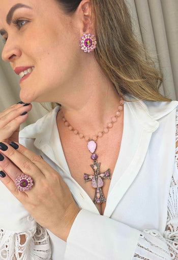Colar Crisálida: Com Crucifixo, Nossa Senhora Aparecida e Pedras Rosa no Vintage | Seleção Especial da Dai