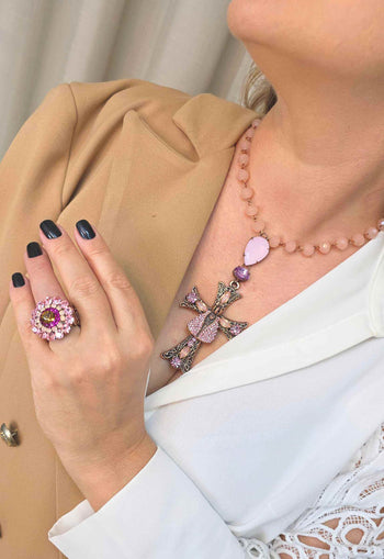 Colar Crisálida: Com Crucifixo, Nossa Senhora Aparecida e Pedras Rosa no Vintage | Seleção Especial da Dai