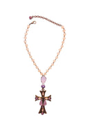 Colar Crisálida: Com Crucifixo, Nossa Senhora Aparecida e Pedras Rosa no Vintage | Seleção Especial da Dai
