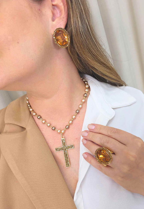 Crucifixo Grazziela Coluci: Colar Religioso com Pérolas Rosê e Marrom Banhado no Dourado | Seleção Especial da Dai
