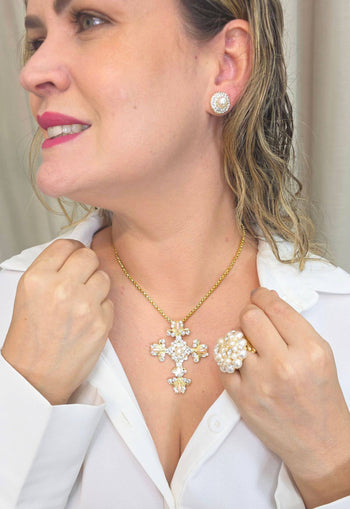 Colar Prece de crucifixo com strass cristal e pérolas no banho dourado