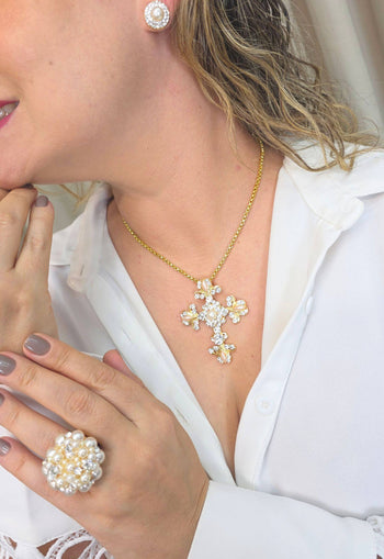 Colar Prece de crucifixo com strass cristal e pérolas no banho dourado